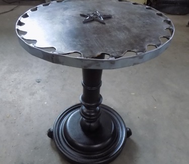 Saw-blade-table